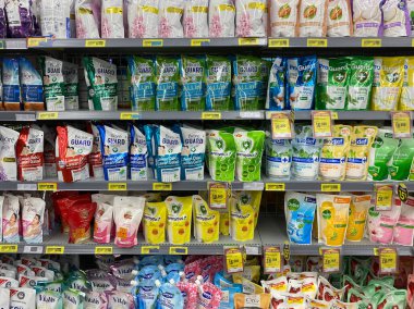 Semarang, Endonezya - 7 Ekim 2023: Endonezya 'da satılan çeşitli sıvı vücut sabunları, süpermarket raflarında sergilenmektedir.