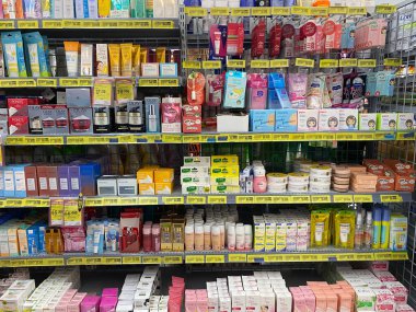 Semarang, Endonezya - 7 Ekim 2023: Endonezya 'da satılan çeşitli kadın cilt bakım ürünleri süpermarket raflarında sergilenmektedir. Dudak boyası, yüz pudrası, nemlendirici, güneş kremi, yüz yağlı kağıt.