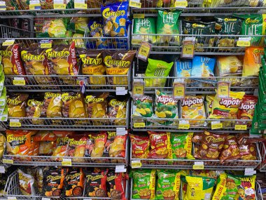 Semarang, Endonezya - 7 Ekim 2023: Endonezya 'da satılan çeşitli patates cipsleri, süpermarket raflarında sergilenmektedir.