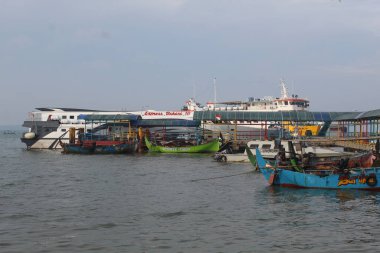 Denizde yüzen tahtadan balıkçı teknesi. Jepara, Endonezya, 29 Nisan 2023