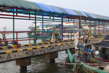 Gemiye ya da tekneye yürümek için Jetty ya da köprü. Jepara, Endonezya, 29 Nisan 2023