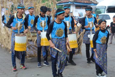 Thongtek, Jepara 'dan geleneksel bir perküsyon. Jepara, Endonezya, 29 Nisan 2023
