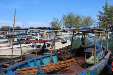 Geleneksel balıkçı limanı ya da limanı, yüzen ahşap tekneli. Karimun Jawa Adası 'nda sabah durumu. Jepara, Endonezya, 29 Nisan 2023