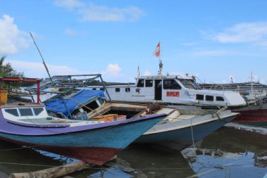 Geleneksel balıkçı limanı ya da limanı, yüzen ahşap tekneli. Karimun Jawa Adası 'nda sabah durumu. Jepara, Endonezya, 29 Nisan 2023