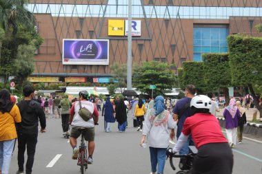 Semarang vatandaşı sokaklarda egzersiz yaparak arabasız günün tadını çıkarıyor. Semarang, Endonezya, 25 Aralık 2022