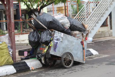 Sokaktaki bir çöpçünün çöp arabası. Semarang, Endonezya, 25 Aralık 2022