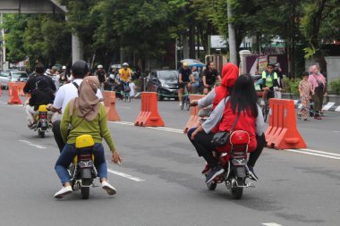 Semarang vatandaşı sokaklarda egzersiz yaparak arabasız günün tadını çıkarıyor. Semarang, Endonezya, 25 Aralık 2022