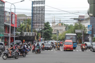 Araç ve insanlar yeşil ışığın peşinden koşmaya başlıyor. Semarang, Endonezya, 25 Aralık 2022