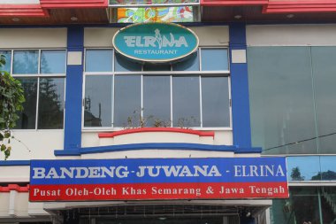 Elrina Restoran ve Dükkanı, Semarang 'dan yerel yemek satıyor. Semarang, Endonezya, 25 Aralık 2022