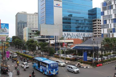 Pandanaran Caddesi 'nde trafik durumu. Semarang, Endonezya, 25 Aralık 2022