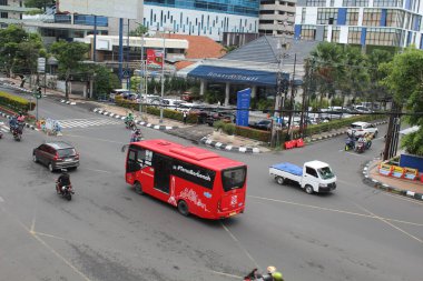 Pandanaran Caddesi 'nde trafik durumu. Semarang, Endonezya, 25 Aralık 2022