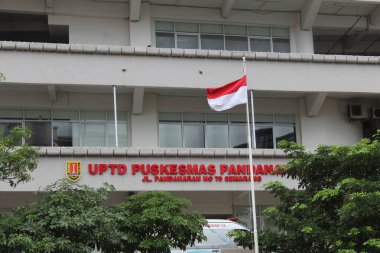 Endonezya bayrağı sağlık merkezinin önünde dalgalandı. Semarang, Endonezya, 25 Aralık 2022