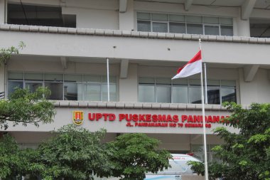 Endonezya bayrağı sağlık merkezinin önünde dalgalandı. Semarang, Endonezya, 25 Aralık 2022