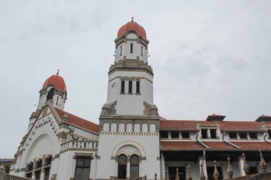 Lawang Sewu, Semarang City 'deki ikonik antik bina ve turistik eğlence merkezi. Bulutlu bir arka plan. Semarang, Endonezya, 25 Aralık 2022