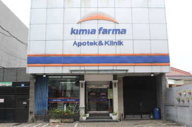 Kimia Farma Eczane ve Klinik, ön manzara binası. Semarang, Endonezya, 25 Aralık 2022