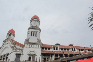 Lawang Sewu, Semarang City 'deki ikonik antik bina ve turistik eğlence merkezi. Bulutlu bir arka plan. Semarang, Endonezya, 25 Aralık 2022