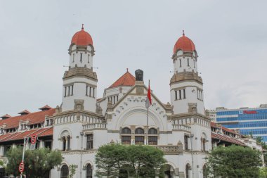 Lawang Sewu, Semarang City 'deki ikonik antik bina ve turistik eğlence merkezi. Bulutlu bir arka plan. Semarang, Endonezya, 25 Aralık 2022