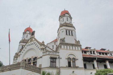 Lawang Sewu, Semarang City 'deki ikonik antik bina ve turistik eğlence merkezi. Bulutlu bir arka plan. Semarang, Endonezya, 25 Aralık 2022