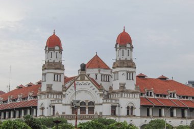 Lawang Sewu, Semarang City 'deki ikonik antik bina ve turistik eğlence merkezi. Bulutlu bir arka plan. Semarang, Endonezya, 25 Aralık 2022