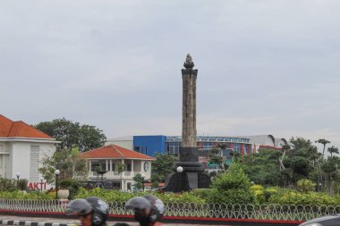 Tugu Muda, Semarang şehrinin simgesi ve simgesi. Bulutlu bir arka plan. Semarang, Endonezya, 25 Aralık 2022