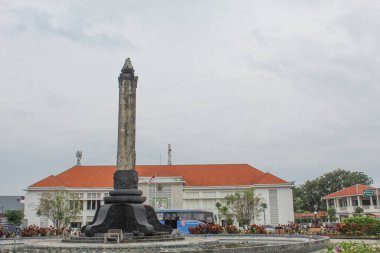 Tugu Muda, Semarang şehrinin simgesi ve simgesi. Bulutlu bir arka plan. Semarang, Endonezya, 25 Aralık 2022