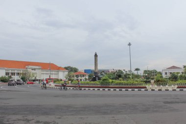 Tugu Muda, Semarang şehrinin simgesi ve simgesi. Bulutlu bir arka plan. Semarang, Endonezya, 25 Aralık 2022