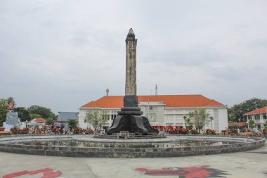 Tugu Muda, Semarang şehrinin simgesi ve simgesi. Bulutlu bir arka plan. Semarang, Endonezya, 25 Aralık 2022