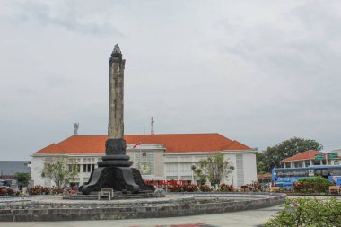 Tugu Muda, Semarang şehrinin simgesi ve simgesi. Bulutlu bir arka plan. Semarang, Endonezya, 25 Aralık 2022