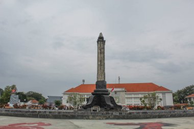 Tugu Muda, Semarang şehrinin simgesi ve simgesi. Bulutlu bir arka plan. Semarang, Endonezya, 25 Aralık 2022
