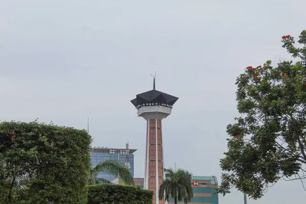 Mescid Raya Baiturrahman ya da Baiturrahman Camii, Semarang şehrinin göbeğinde yer alır. Semarang, Endonezya, 25 Aralık 2022