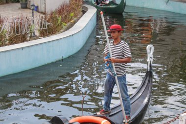 İnsanlar Dusun Semilir Tema Parkı 'nda Venedik' te gondolla geziyorlar. Semarang, Endonezya, 11 Aralık 2022