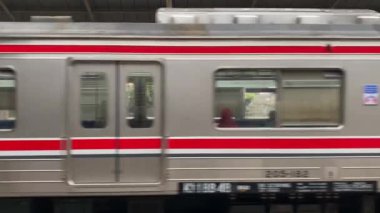 Jakarta, Endonezya - 2 Ağustos 2024: Jatiegara İstasyonu 'ndan geçen KRL banliyö hattı 