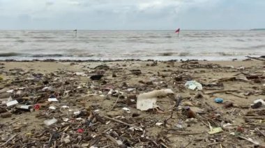 Jepara, Endonezya - 3 Şubat 2024: Atık ve çamurlu deniz suyuyla kirli plaj