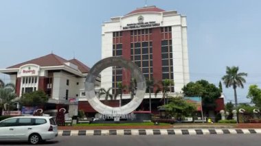 Semarang, Endonezya - 24 Aralık 2023 Semarang Şehri Kilometre Sıfır Anıtı, sembolik yuvarlak bir yapı ve çeşme ile işaretlendi