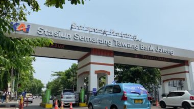 Semarang, Endonezya - 24 Aralık 2023 Semarang Tawang Tren İstasyonu 'nun araç park bileti