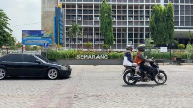 Semarang, Endonezya - 24 Aralık 2023 Semarang Şehri Kilometre Sıfır Anıtı, sembolik yuvarlak bir yapı ve çeşme ile işaretlendi