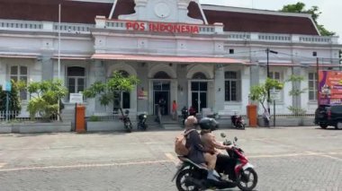 Semarang, Endonezya - 24 Aralık 2023: Pos Endonezya binası. Pos Endonezya, Endonezya merkezli bir devlet şirketidir.