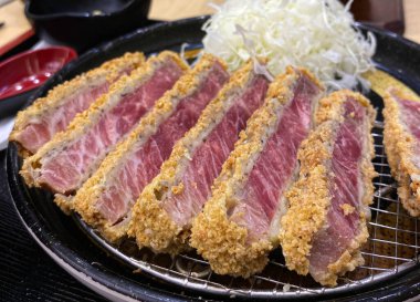 Lahanalı peynirli biftek katsu.