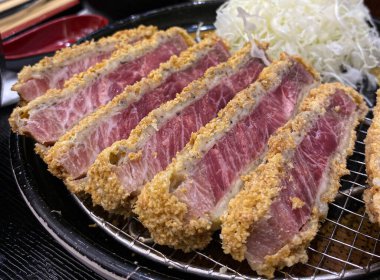 Lahanalı peynirli biftek katsu.