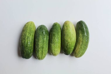 Taze kesilmemiş salatalık, beyaz arka planda izole edilmiş.