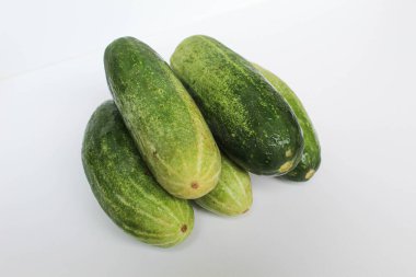 Taze kesilmemiş salatalık, beyaz arka planda izole edilmiş.