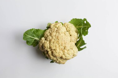 Beyaz arkaplanda izole edilmiş bir beyaz karnabahar, düz ya da üst görünüm