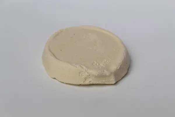 Brem 'den bir parça. Brem mayalanmış pirinçten yapılan geleneksel bir Endonezya yemeğidir. Beyaz arkaplanda izole