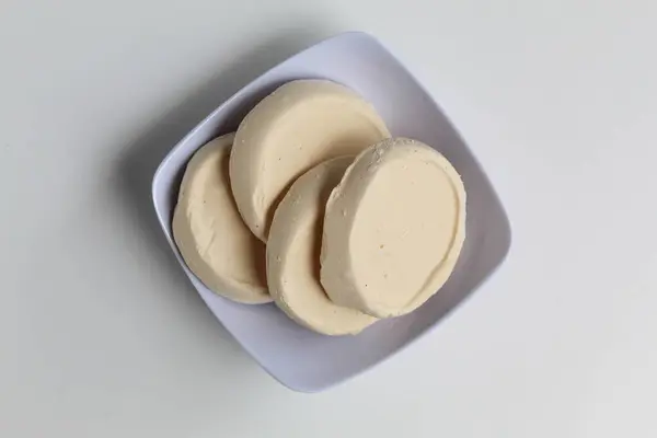 Brem mayalanmış pirinçten yapılan geleneksel bir Endonezya yemeğidir. Beyaz arka planda izole edilmiş, kasede üç parça, üst ya da düz.