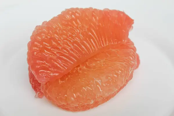 Soyulmuş meyve, beyaz arkaplanda izole edilmiş.