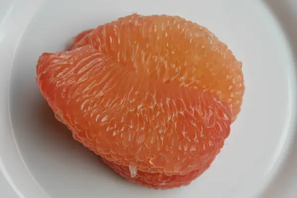 Soyulmuş meyve, beyaz arkaplanda izole edilmiş.