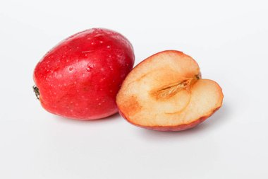 Yarım çilek elması ya da kiraz elması, beyaz arka planda izole edilmiş.