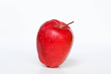 Beyaz arka planda izole edilmiş çilek elması ya da kiraz elması.