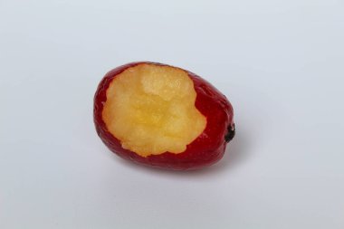 Beyaz arka planda izole edilmiş çilek elması ya da kiraz elması.