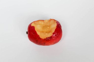 Beyaz arka planda izole edilmiş çilek elması ya da kiraz elması.